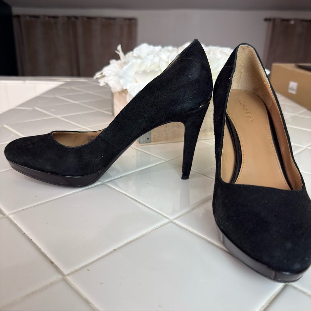Calvin Klein Paulette Black Suede Platform Pumps Heels Size 7.5 Style # 34E4377
